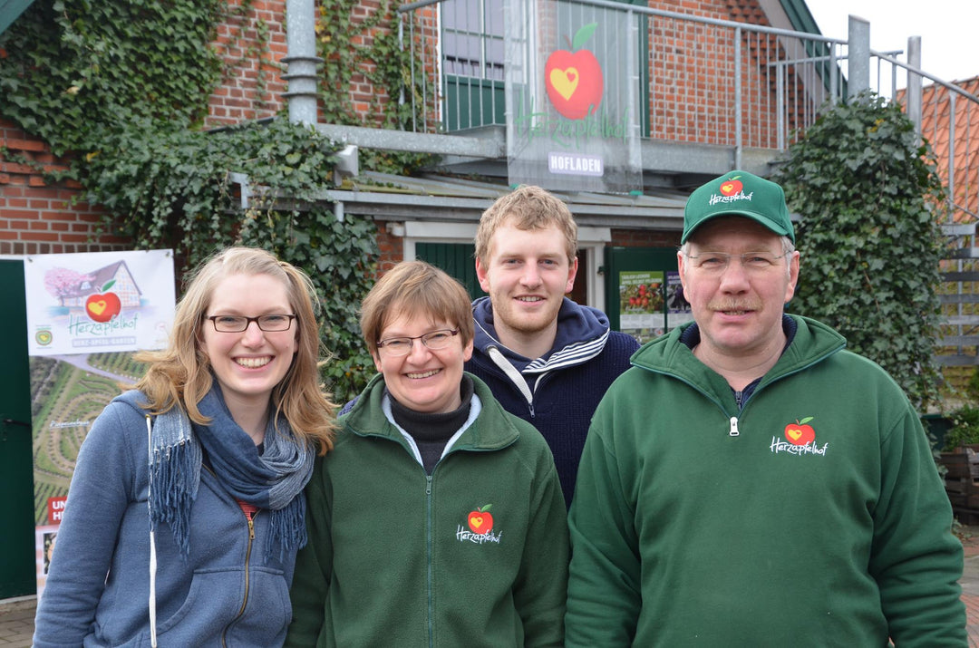Bio-Äpfel pflücken direkt vom Baum