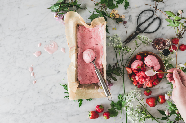 Erdbeeren in Eis – Rezept für eine Fürst-Pückler-Rolle